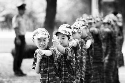 浙江省嘉善县实验小学操场上一群男生在教官的