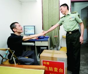 身患残疾想当翻译人武部帮他圆梦