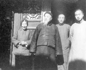 杨廷宝(右二),杨廷桢(右一)1946年与父母亲的合