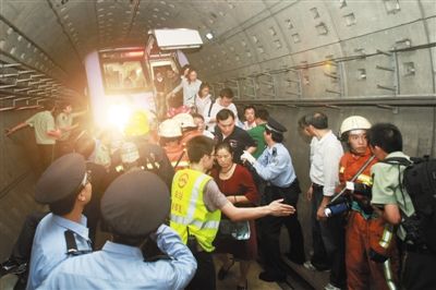 最严重地铁事故沪列车追尾271伤