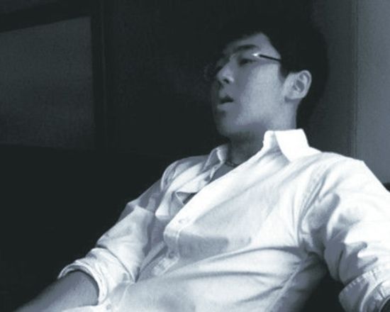 媒公布的据称是金汉秀的生活照。 据外媒报道,朝鲜最高领导人金正日16岁的长孙已在波斯尼亚一所著名的国际学校登记入学。 其父亲是金正男 这位16岁的少年名叫金汉秀,与其他来自29个国家的 71个学生一起被世界联合学院驻波斯尼亚莫斯塔尔分校招为六年制学生。他的父亲是金正日的长子金正男。莫斯塔尔世界联合学院是全球多家学校及大学的联合体,积极接收全球战乱地区的学生就读,以促进国际及各文化之间的了解。 报道称,这一消息是由该校其他学生的父母向媒体透露的。他们都惊讶于朝鲜领导人的孙子会选择这间学校就读