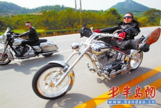 300 哈雷迷 骑车逛青岛 围观阵容庞大引路堵