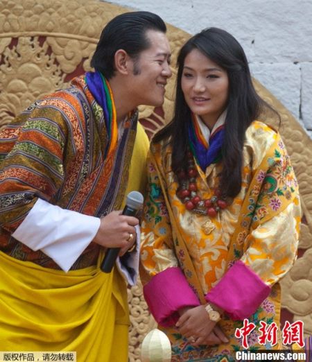 不丹王室新婚夫妇当众亲吻秀恩爱_新闻中心_新浪网