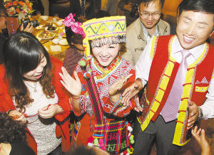 16日石家庄一小伙迎娶拉祜族姑娘 办拉祜族婚
