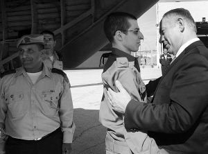 1027人换1人以色列迎回被俘5年的士兵