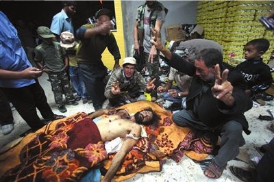 卡扎菲父子陈尸肉铺冷藏室 民众排队参观