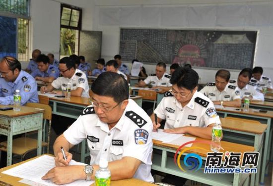 海南省省长助理,公安厅厅长贾东军在认真答题 (通讯员陈炜森 摄)