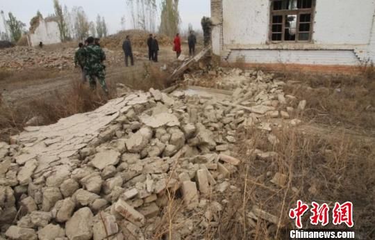 新疆伊犁地震灾区救灾工作已展开 搭建
