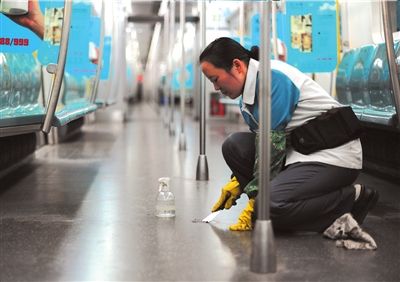 地铁美容师日擦玻璃500块