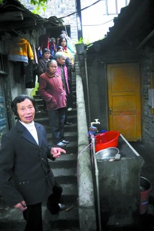 14岁的初三女生王凤宇,生气后离家,自称要自杀;14岁的刘继雯被请去劝