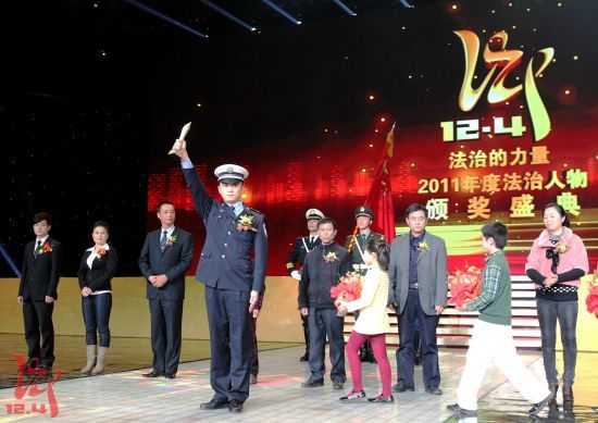 抬车救人农民工 江苏南通的客车司机殷红彬温州的餐厅服务员李小峰