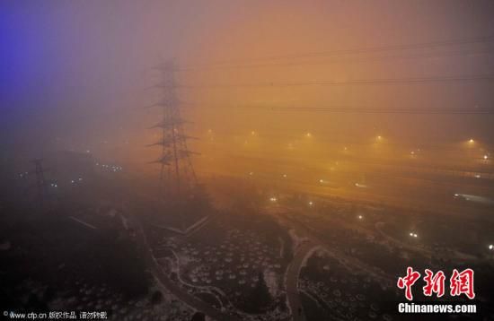 中国多地遭大雾天气交通、空气质量受较大影响