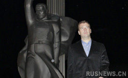 梅德韦杰夫向莫斯科保卫战纪念碑敬献鲜花