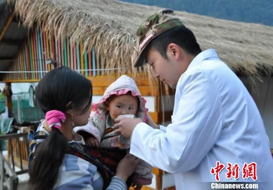 云南怒江边防为独龙族群众发放“爱心大锅药”
