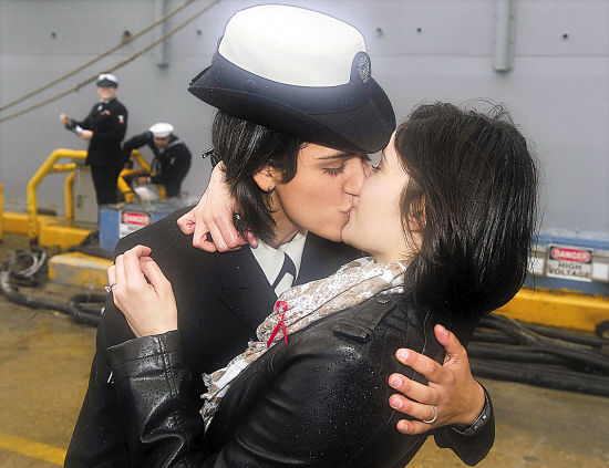 美海军<em>女同性恋</em>情侣当众<em>接吻</em>