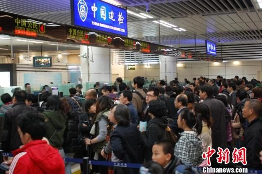 内地香港居民深港穿梭 圣诞首日客流超70万人