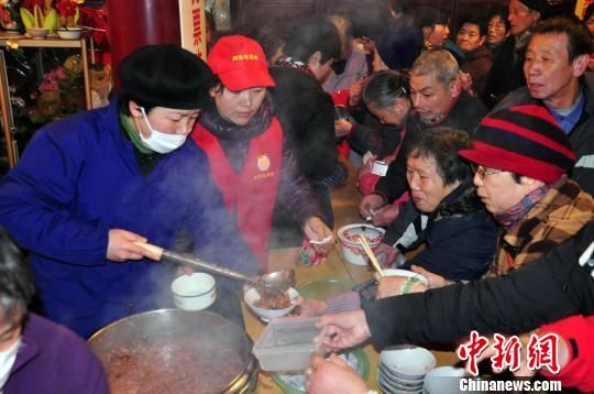 宁波居士林腊八节施粥5千斤原料熬煮一周