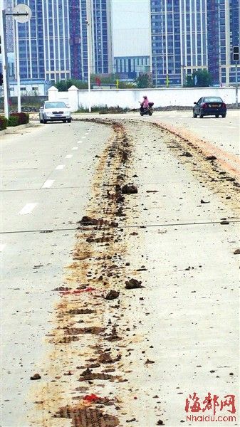 工地渣土车路上“滴撒漏”