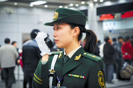 17日,一批全副武装的女武警进驻广州东站支援春运工作羊城晚报记者