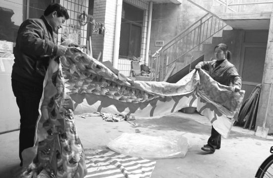 胡同里的做龙人