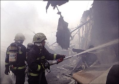 消防员火场抢出保险柜