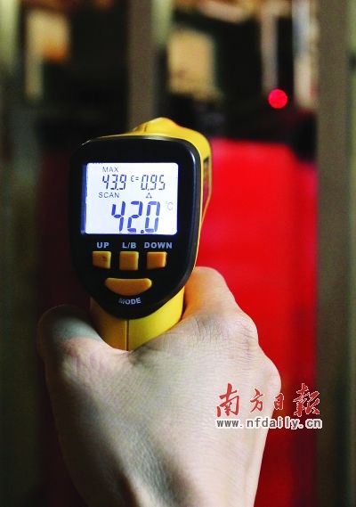 在春运花市值守的“星级拍档”