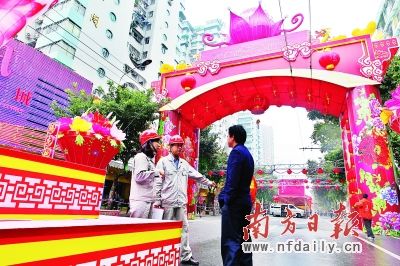 在春运花市值守的“星级拍档”