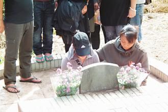 台在美受虐女孩何晓凤祭亡父