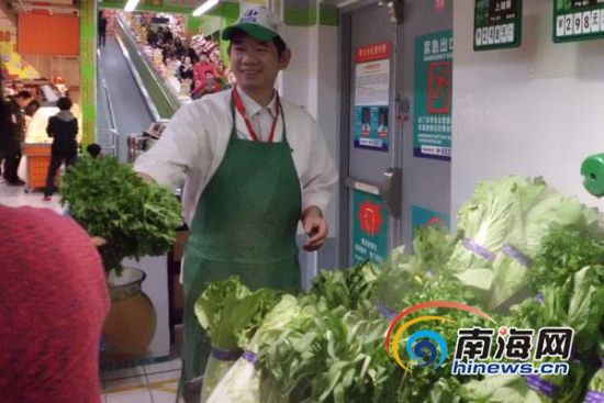 超市蔬菜销售员:顾客的笑容是最好的新春礼物