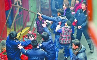 伸舌头占道经营不服管还打城管