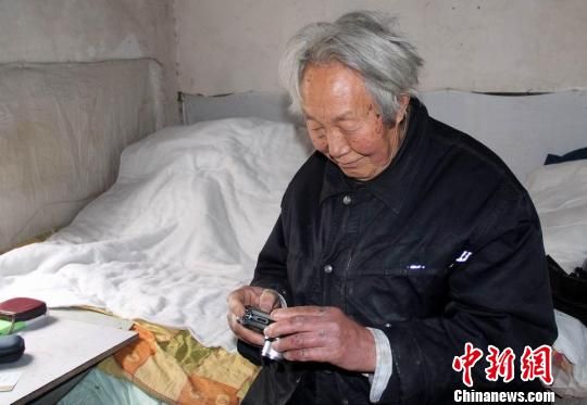 湖北荆门83岁老“拍客”让身边感动常在