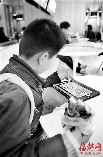 娃娃“iPad控”近视眼大增