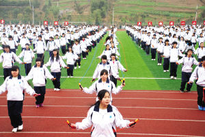 云阳县江口中学,学生们穿着整齐的校服在操场上跳绳