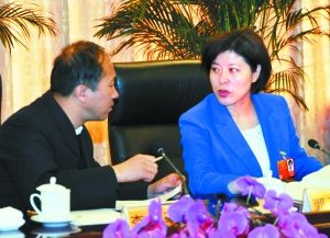 在甘全国人大代表和政协委员就彻解百姓看病难