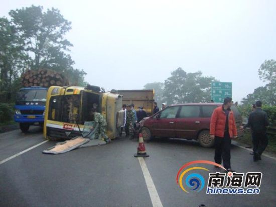 海南临高:两车相撞货车侧翻漏油 司机受伤获救