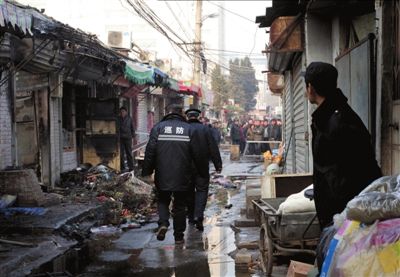 超市起火殃及3家店铺