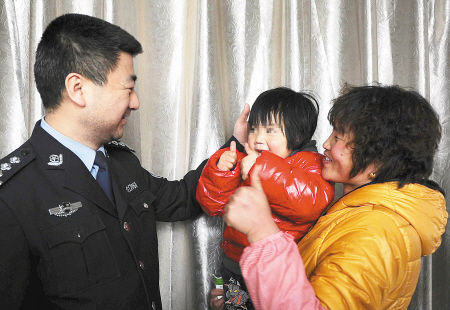 妈妈感谢民警宝宝也竖起大拇指