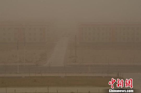 新疆兵团农二师遭遇强沙尘暴职工风沙中保春耕