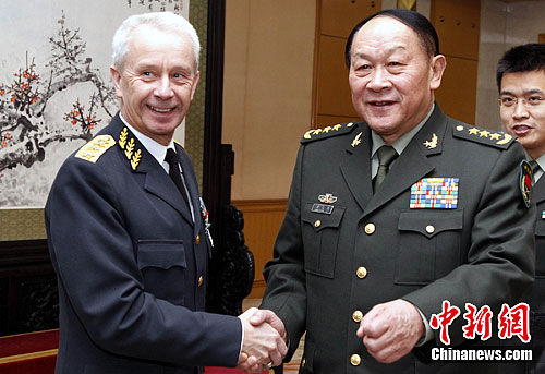 梁光烈会见瑞典三军总司令约兰松