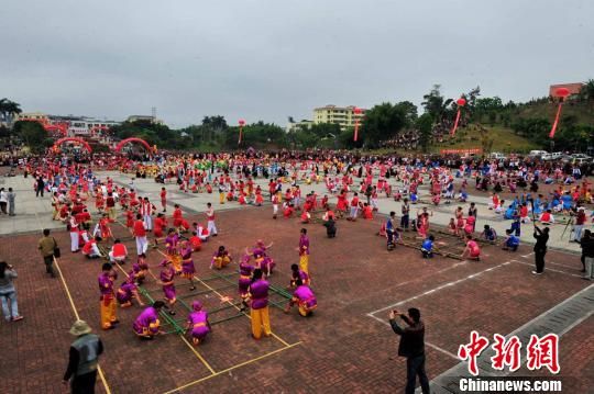 海南琼中黎族苗族自治县"三月三"广场上人山人海,万人空巷.