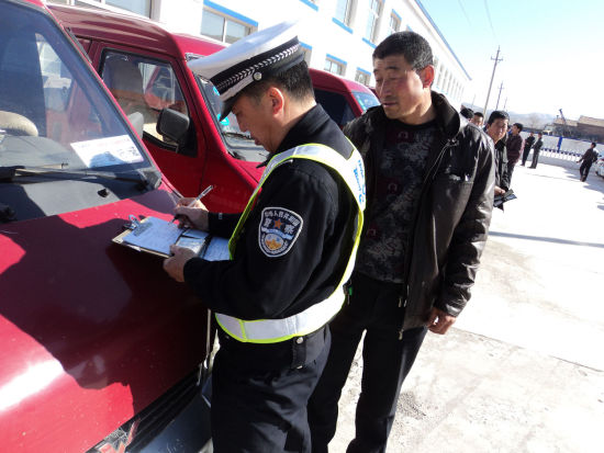 松山交警红花沟中队为校车“把脉瞧病”除隐患