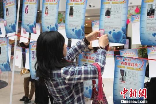 �����γ��߰���������Ů��Լ����ѰԵ�ٰ�