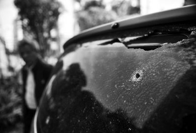 两小车玻璃连遭钢珠射穿