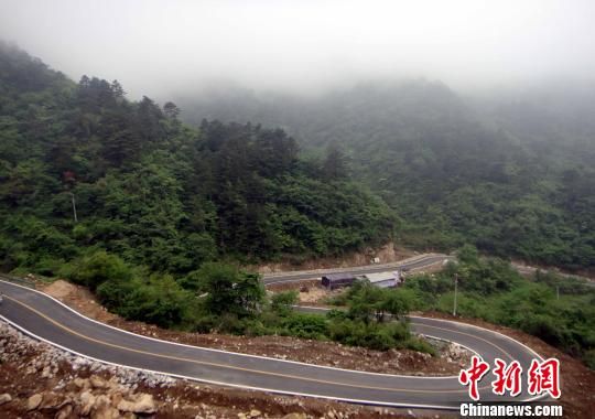 龟峰山脚下盘山路 艾启平 摄