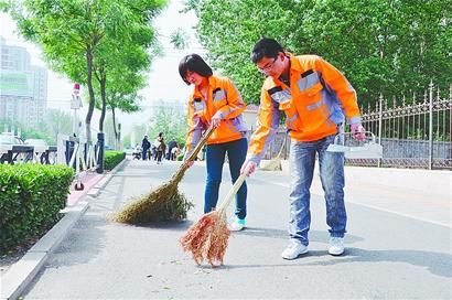 山大学生换位体验保洁员