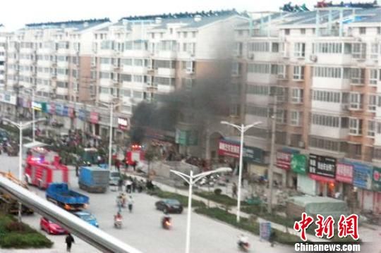 前妻上门讨钱男子将汽油浇身点火烧伤三人