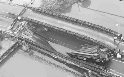 卡车超重4倍多压塌钢便桥