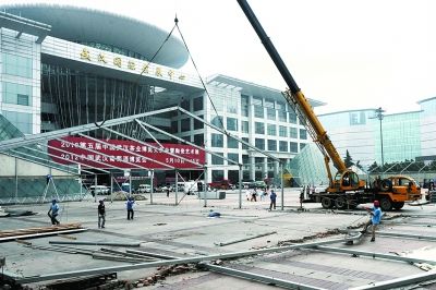 "武汉国际会展中心广场上的这两座展棚各占地约2000平方米,当初是作为