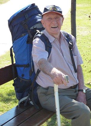 全球最老背包客95岁游世界 自助旅行10多年