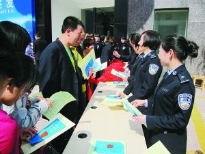 我省首张电子普通护照昨签发 甘肃公安机关10